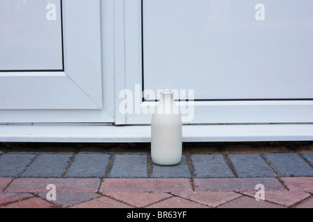 La pinta di latte sulla soglia di casa, REGNO UNITO Foto Stock