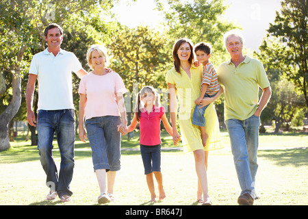 Gruppo esteso Ritratto di famiglia godendo passeggiata nel parco Foto Stock