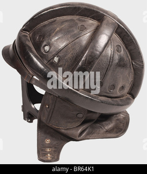 Tuta per moto Luftwaffe, casco in pelle nera con imbottitura cilindrica protettiva, protezione del collo monopezzo con alette auricolari e sottogola con bottoni a scatto, cinghie sopra la visiera, fori di ventilazione schermati in set. Fodera in cotone nero ripiegato, stampata sotto la fascia in pelle con 'G. Posa Leder GmbH Hn(?) 0 34' (G. Pose Leather GmbH Hn 0(?) 34) e il marchio di accettazione 'L.B.A.B. 37'. Dimensione 59. Un casco molto raro, come solo alcuni sono stati emessi durante un periodo di alcune settimane. Il resto è stato usato più tardi con alianti militari. Anche un grigiastro di lino gommato, Foto Stock