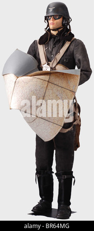 Un ensemble uniforme per un cannoniere Luftwaffe., un casco protettivo da flier, realizzato per collezionisti che utilizzano un casco Model 42. Occhiali di protezione in plastica verde con lenti colorate, con iscrizione 'Auer Neophan'. Auricolare singolo (difettoso). Una tuta flying KW 1/33 blu con colletto di pelle di pecora marrone, fodera in pile e fila di bottoni diritti. Tutte le chiusure sono fissate con pulsanti (grigio campo) invece di cerniere lampo. Guanti in lino grigio con un dito a scatto, finiture in pelle grigia e un francobollo da 1941. Una mappa stradale per la Francia settentrionale e l'Inghilterra. Borsa a cartuccia in lino blu, sta, Foto Stock