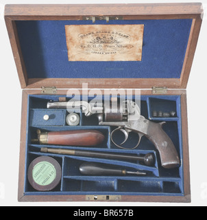 Un revolver a percussione inglese in un caso di Deane Adams, Cal.380, no. 2104. A parte il marchio di prova, nessuna iscrizione o altra marcatura. Telaio aperto. Cilindro ottagonale lungo quattro pollici con scanalatura a tre scanalature, avvitato sul perno del cilindro. Leva di ramming. Cilindro a 5 cilindri lisci. Martello senza scopo beffato dall'azione del grilletto. Vista fissa sul telaio, che copre i nippli per la protezione dai frammenti del tappo durante la cottura. La canna e il cilindro mantengono un notevole bluing, macchiato. Il telaio ha patina marrone e incisione a mano sui bordi, macchiato. Pannelli di presa in noce con c fine, Foto Stock