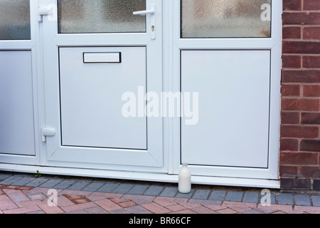 La pinta di latte sulla soglia di casa, REGNO UNITO Foto Stock