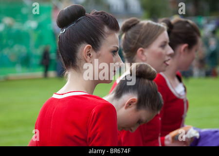 Femmina ballerini delle Highland a Braemar Royal Highland Gathering e giochi Memorial Park, Braemar, Aberdeenshire, Regno Unito Foto Stock