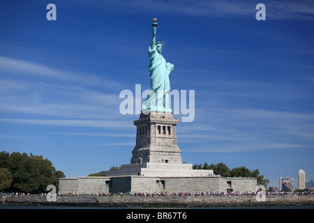 La statua della libertà vista dal porto di New York Foto Stock