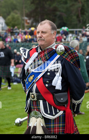 Scottish Pipe Band grande tamburo Braemar Royal Highland Gathering & giochi al Princess Royal & Duca di Fife Memorial Park, Braemar, Aberdeenshire, Regno Unito Foto Stock