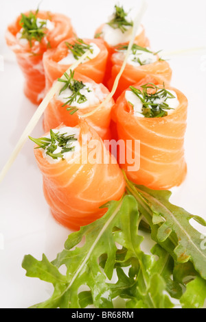 Salmone affumicato rotoli con crema di formaggio Foto Stock