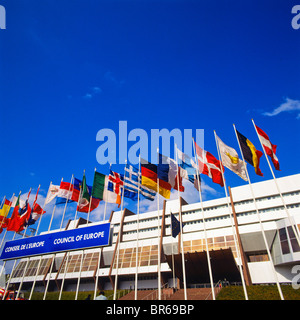 Bandiere di paesi europei davanti al consiglio d'Europa edificio, Palais de l'Europe, Strasburgo, Alsazia, Francia Foto Stock