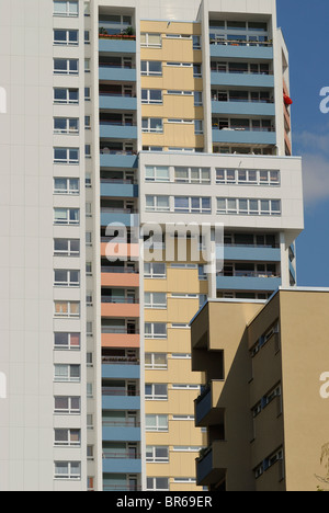 Alto edificio di appartamenti da Walter Gropius, Gropiusstadt, insediamenti satellite, Neukoelln, Berlino, Germania, Europa. Foto Stock