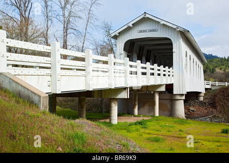 Grave Creek ponte coperto in valle soleggiata, Oregon, Stati Uniti d'America. Foto Stock