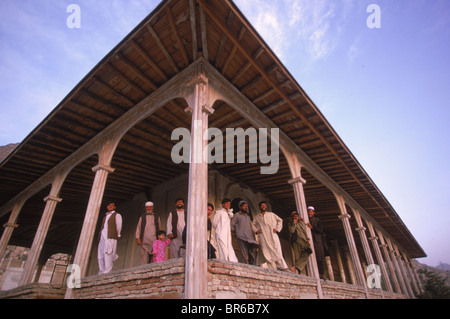 I lavoratori si fermano davanti alle colonne di un padiglione del XIX secolo nei giardini Babur di Kabul in Afghanistan Foto Stock