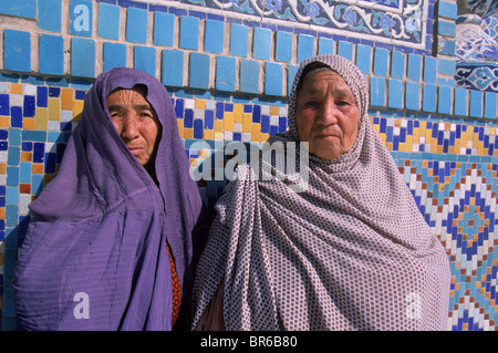 Donne uzbeke pongono di fronte a un muro della moschea Blu Mazar-i-Sharif in Afghanistan Foto Stock