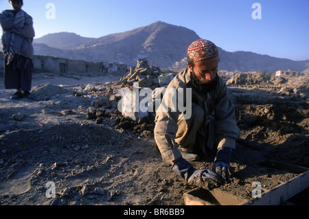 Un uomo fa di mattoni di fango in Afghanistan Kabul Foto Stock