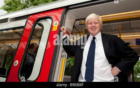 Boris Johnson su un nuovissimo treno della metropolitana di Londra, Inghilterra. Foto Stock