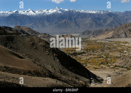 Una panoramica della strada per il Khardung La pass, ha affermato di essere la più alta strada motorable nel mondo, in Ladakh, India. Foto Stock