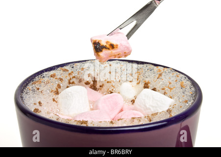 Cioccolata calda con Soft piccolo marshmallows galleggianti sulla superficie. Foto Stock