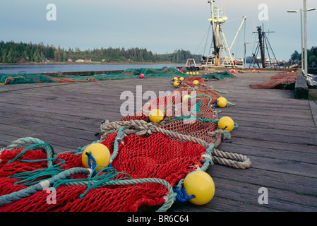 Ucluelet , BC, Isola di Vancouver, British Columbia, Canada - Pesca commerciale Net disteso sul Dock Foto Stock