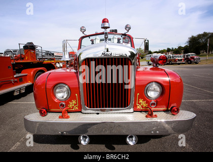 Griglia di anni cinquanta Mack camion dei pompieri Foto Stock