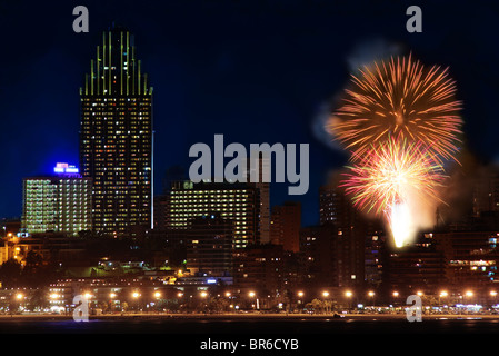 Fuochi d'artificio sopra la città di Benidorm in Spagna Foto Stock