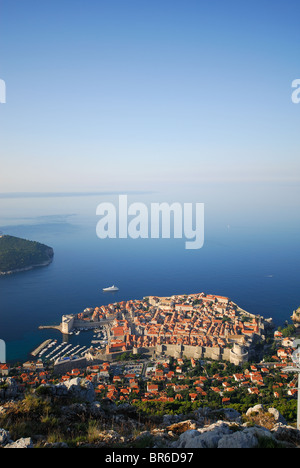 DUBROVNIK, Croazia. Un alba veduta del borgo medioevale e il porto dalla vetta del monte Srd. 2010. Foto Stock