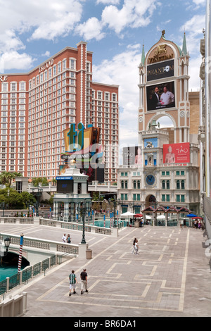 Una vista dall'Hotel Venezia di fronte al Palazzo e al Treasure Island Hotel, la striscia di Las Vegas Stati Uniti d'America Foto Stock