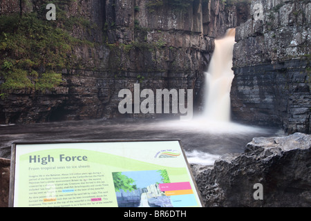 Il Fiume Tees che scorre sulla forza di alta cascata Teesdale superiore County Durham Regno Unito Foto Stock