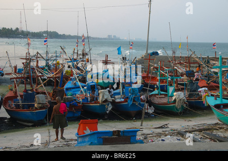 Imbarcazioni presso il porto di pesca in Hua Hin Tailandia Foto Stock