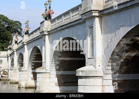 Il lato a monte di Kingston Bridge, Londra SW. Foto Stock