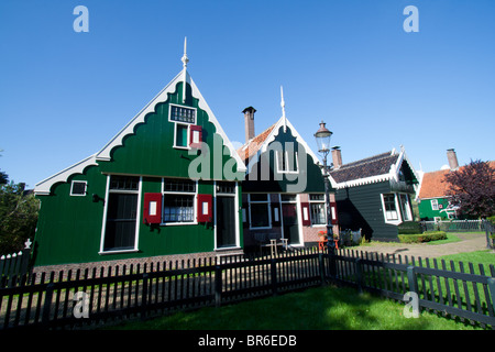 Ben conservato centro storico di mulini a vento e case a Zaanse Schans in Olanda Foto Stock