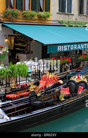 Gondole in un ristorante a venezia, Italia Foto Stock
