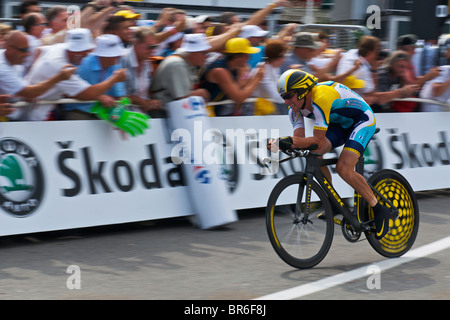 Lance Armstrong si avvicina al traguardo di tappa 1 2009 del Tour de France Foto Stock