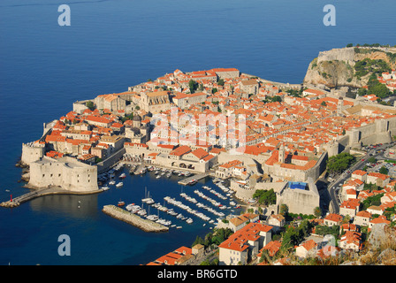 DUBROVNIK, Croazia. Un elevato al mattino presto vista della città medievale, porto, mura e fortificazioni. 2010. Foto Stock