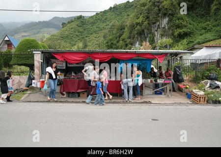 Mercato stradale in Chiriqui Highlands, pieni di turisti acquistare artigianato e alimenti regionali. Foto Stock