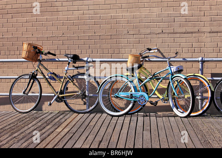 Biciclette sul Boardwalk Long Beach Long Island NY Foto Stock