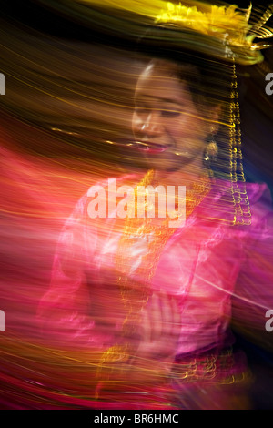 Immagine sfocata del movimento della Thailandia ballerino femmina, azione moto un effetto ottenuto utilizzando la sincronizzazione posteriore Flash. Foto Stock