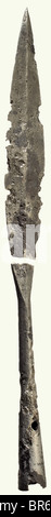 Una serie di armi, l'antica bavarese, 5th/6th secolo. Un grande ha con il picco sui resti del scabbard di legno coperto di cuoio. Ci sono resti di una copertura di stoffa sulla base della lama (stoffa Di Byssus?). Codolo mancante. Anche frammenti di una seconda lama di spada, e un punto di lancia vecchio-rotto con una lama snella rigata e una bussola leggermente rigata, conica con il perno di attacco preservato. Inoltre, sono presenti diversi supporti per una cintura a spada, tra cui pezzi decorativi rettangolari in argento niello dorato, una linguetta a cinghia e una piccola fibbia. Scavo pulito, Foto Stock