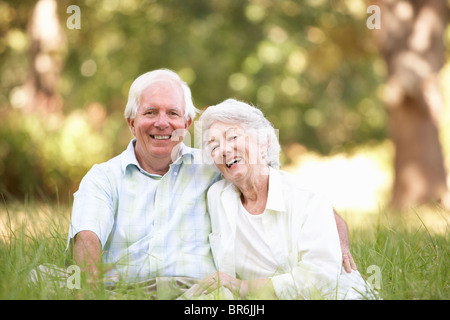 Coppia senior seduto in posizione di parcheggio Foto Stock