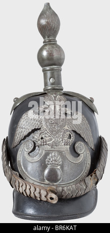 Casco ufficiale modello 1844 per il reggimento granatiere finlandese. Cranio in pelle nera con finiture in ottone zincato. Piastra di ferro applicata con un leone finlandese su un'aquila a doppia testa. Le scaglie di chinaced (ruggine macchiata), la fascia di cuoio e la fodera di lino. Altezza 33 cm. Storico, storico, 19th secolo, armi difensive, arma, armi, protezione, protezione, metallo, armatura, corazza, tuta di armatura, pezzo, pezzi, utensile, attrezzatura, utensili, casco, caschi, testiera, bretella, bretella di fissaggio, copricapo, oggetti, oggetti, alambicchi, clipping, Foto Stock