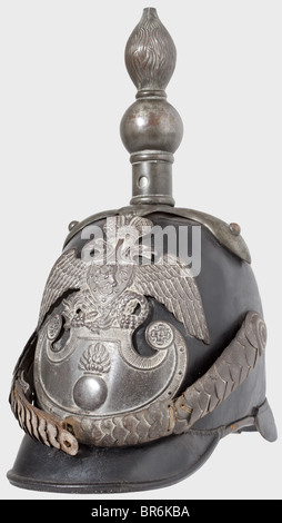 Casco ufficiale modello 1844 per il reggimento granatiere finlandese. Cranio in pelle nera con finiture in ottone zincato. Piastra di ferro applicata con un leone finlandese su un'aquila a doppia testa. Le scaglie di chinaced (ruggine macchiata), la fascia di cuoio e la fodera di lino. Altezza 33 cm. Storico, storico, 19th secolo, armi difensive, arma, armi, protezione, protezione, metallo, armatura, corazza, tuta di armatura, pezzo, pezzi, utensile, attrezzatura, utensili, casco, caschi, testiera, bretella, bretella di fissaggio, copricapo, oggetti, oggetti, alambicchi, clipping, Foto Stock