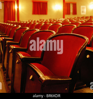 File di sedili in un teatro Foto Stock