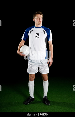 Un giocatore di calcio, ritratto, studio shot Foto Stock