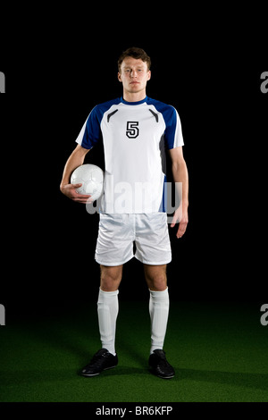 Un giocatore di calcio, ritratto, studio shot Foto Stock