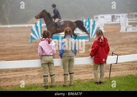 Le tre ragazze guardare uno spettacolo di cavalli in Westbrook Connecticut. Foto Stock