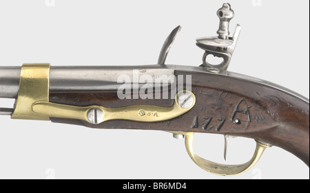 Una pistola di cavalleria, convertita da un modello francese una pistola di cavalleria XIII. Canna liscia rotonda con diametro di 17 mm, con diversi segni di prova e l'anno '180(?)' stampigliato sulla culatta. Flintlock con contrassegno di prova "D". Semi stock di noce con mobili francesi in ferro/ottone stampati. La piastra laterale porta il timbro 'BA' (Uhlan Regiment Bremen 1st Squadron?). Contrassegnato con "177 A" sul lato opposto alla serratura. Asta di ferro prigioniera. Pezzi di ferro puliti e leggermente snocciolati in luoghi. Le scorte mostrano segni di utilizzo. Lunghezza 35 cm. Storico, storico, 19th secolo, Braunschweig, Brunswic, Foto Stock