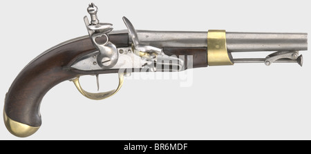 Una pistola di cavalleria, convertita da un modello francese una pistola di cavalleria XIII. Canna liscia rotonda con diametro di 17 mm, con diversi segni di prova e l'anno '180(?)' stampigliato sulla culatta. Flintlock con contrassegno di prova "D". Semi stock di noce con mobili francesi in ferro/ottone stampati. La piastra laterale porta il timbro 'BA' (Uhlan Regiment Bremen 1st Squadron?). Contrassegnato con "177 A" sul lato opposto alla serratura. Asta di ferro prigioniera. Pezzi di ferro puliti e leggermente snocciolati in luoghi. Le scorte mostrano segni di utilizzo. Lunghezza 35 cm. Storico, storico, 19th secolo, Braunschweig, Brunswic, Foto Stock