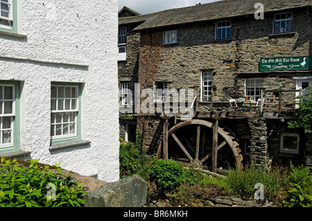 La sala da tè Old Mill e la ruota panoramica del lago Ambleside District National Park Cumbria England UK United Kingdom GB Great La Gran Bretagna Foto Stock