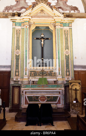 Altare nella sacrestia della chiesa della Misericordia nella città di Santarém, Portogallo. Xvi secolo architettura tardo rinascimentale. Foto Stock