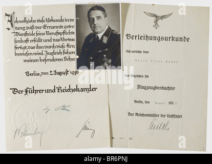 Brigadier Franz Biwer - documenti di riconoscimento e certificati di possesso, per la Croce di ferro 1st e 2nd Classe del 1914, Honor Cross for Front Fighters, Long Service Awards attraverso la 1st Classe (con firma originale dello studente del 25 febbraio 1937), Medaglia commemorativa per il ritorno del distretto di Memel, War Merit Cross con Spade classi 1st e 2nd, lettere di congratulazioni per il premio della spada D'Onore della Luftwaffe Con Dedica In occasione della sua promozione a Brigadier (Generalmajor) il 29 settembre 1941 con firma a matita di Bodenschatz, distintivo dell'osservatore f, Foto Stock