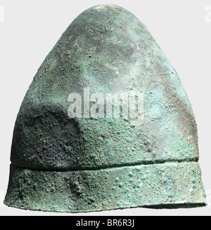 Casco di tipo Hellenistic Pilos, 4th/3rd secolo a.C. casco di bronzo a cono con bordo sfalsato. Su entrambi i lati due coppie di fori per l'attacco della cinghia per il mento. Altezza 22 cm, peso 752 g. Deformata, verde scuro a patina blu-verde. Molto corroso. Supplementi al cranio. L'interno rinforzato con fibra di vetro. Collezione Axel Guttmann (AG 408/H 348), acquisita nel 1991 a Krefeld. Storico, storico, antico mondo, oggetto, oggetti, alambicchi, clippings, cut-out, cut-out, cut-outs, Foto Stock
