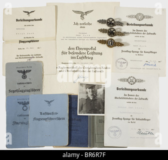 Decorazioni e documenti per un pilota di caccia notturno., certificato per un calice D'Onore per Il Successo Straordinario nella guerra d'aria, 11 dicembre 1944. Iron Cross 1939, 2nd Class con il nastro insieme alla 1st Class nel caso di presentazione e le citazioni di premio per il 22 settembre 1943 e il 26 aprile 1944 firmate da Generaloberst von Greims. Presentazione del distintivo dei piloti per il 15 luglio 1941 (danneggiato). Citazione del premio per la chiusura Squadron per i piloti Bomber in Argento 11 maggio 1944 firmato da Generalmajor Punzerts e per il supporto Air-to-Ground Pilots Clasp in Oro 2, Foto Stock