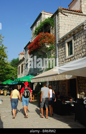 STON, penisola di Peljesac Croazia. I turisti ad esplorare le strade della città. Foto Stock